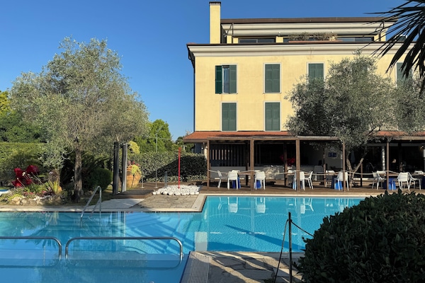 Piscina a l'aire lliure de temporada (horari: 10:00-18:00) i para-sols