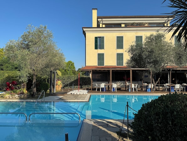 Piscina externa sazonal, funciona das 10h às 18h, guarda-sóis