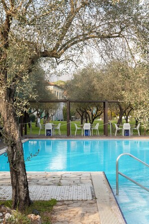 Piscina externa sazonal, funciona das 10h às 18h, guarda-sóis