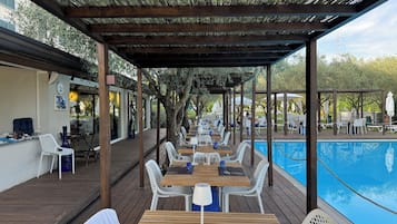 Piscine extérieure (ouverte en saison), parasols de plage