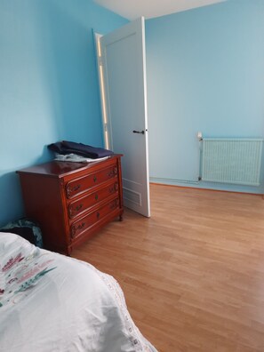 2 Schlafzimmer, Bügeleisen/Bügelbrett