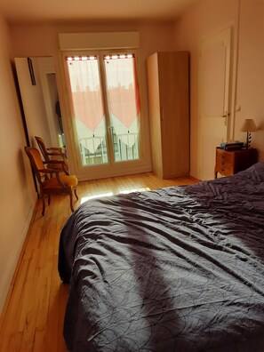 2 bedrooms, iron/ironing board