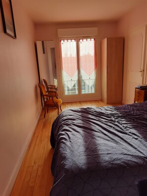 2 Schlafzimmer, Bügeleisen/Bügelbrett