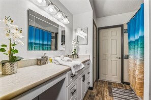 House, 4 Bedrooms | Bathroom | Towels, shampoo
