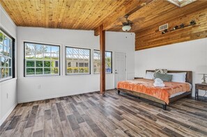 House, 4 Bedrooms | 3 bedrooms, desk, laptop workspace, free WiFi