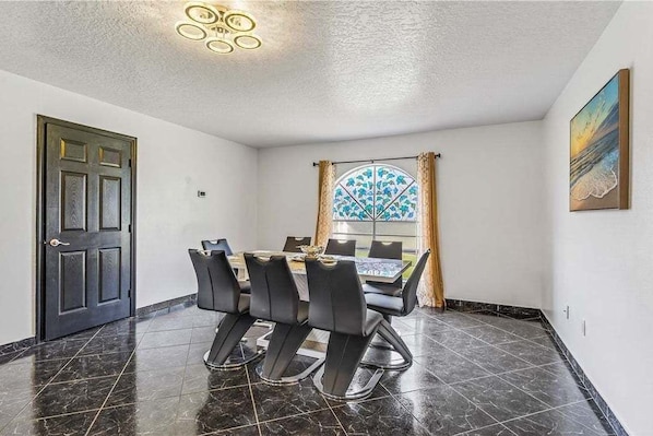 House, 4 Bedrooms | Tempat makan