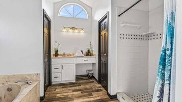 House, 4 Bedrooms | Bathroom | Towels, shampoo