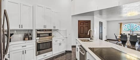 House, 4 Bedrooms | Private kitchen | Fridge, oven, coffee/tea maker