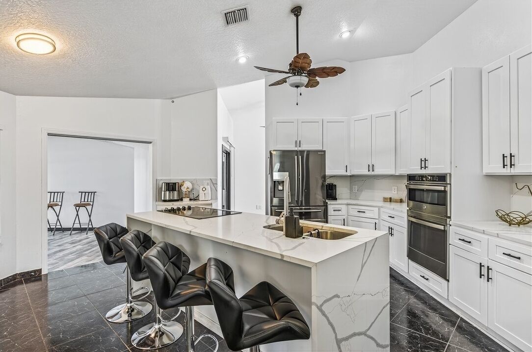 House, 4 Bedrooms | Private kitchen | Fridge, oven, coffee/tea maker