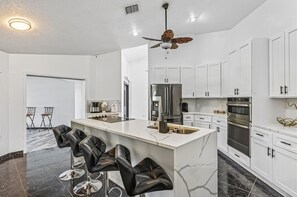 Maison, 4 chambres | Cuisine privée | Réfrigérateur, four, cafetière/bouilloire