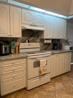 Maison, 4 chambres | Cuisine privée | Réfrigérateur, four, cafetière/bouilloire, grille-pain