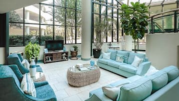 Condo, 3 Bedrooms | Living area