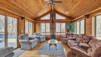 House, 5 Bedrooms | Living area | Smart TV