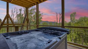Cabin, 3 Bedrooms | Outdoor spa tub