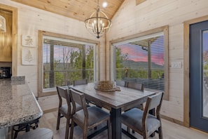Cabin, 3 Bedrooms | Dining