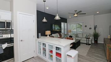 Townhome, 2 Bedrooms | Dapur peribadi | Peti sejuk, ketuhar, pembancuh kopi/teh, pembakar roti