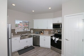 Townhome, 2 Bedrooms | Private kitchen