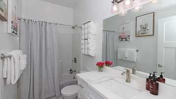 Townhome, 2 Bedrooms | Bathroom | Towels, shampoo