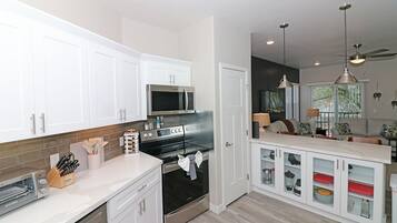 Townhome, 2 Bedrooms | Private kitchen | Fridge, oven, coffee/tea maker, toaster