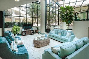 Condo, 3 Bedrooms | Living area