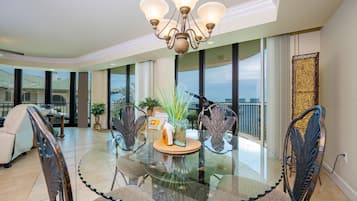 Condo, 3 Bedrooms | Interior