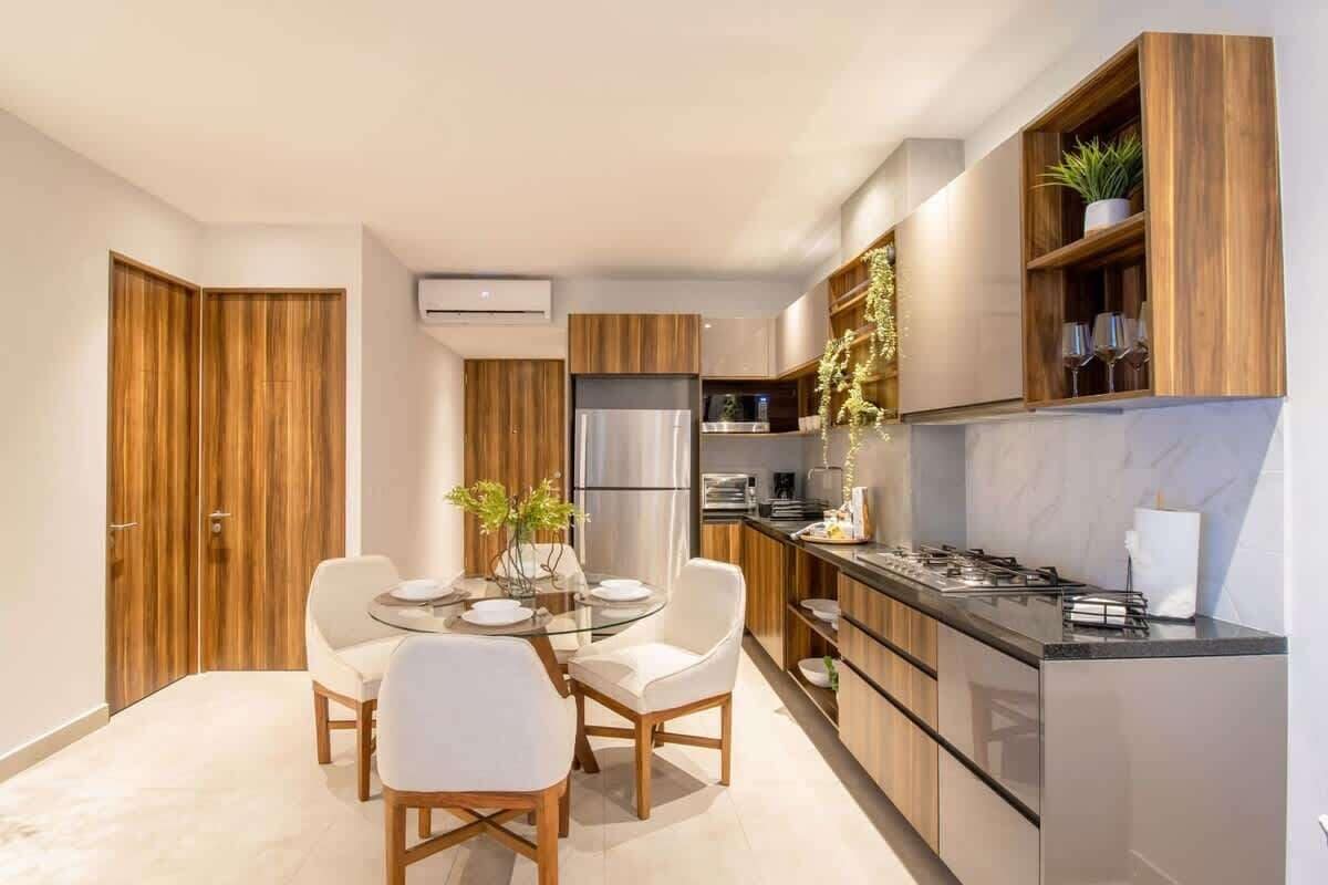 Kühlschrank, Mikrowelle, Herdplatte, Wasserkocher mit Kaffee-/Teezubehör