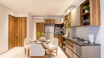 Kühlschrank, Mikrowelle, Herdplatte, Wasserkocher mit Kaffee-/Teezubehör