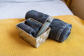 Shower, hair dryer, towels, soap - Dublin Suburban Haven 3 (Dublin)