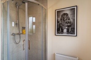 Shower, hair dryer, towels, soap - Dublin Suburban Haven 3 (Dublin)