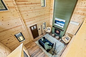 Televisión, chimenea y oficina