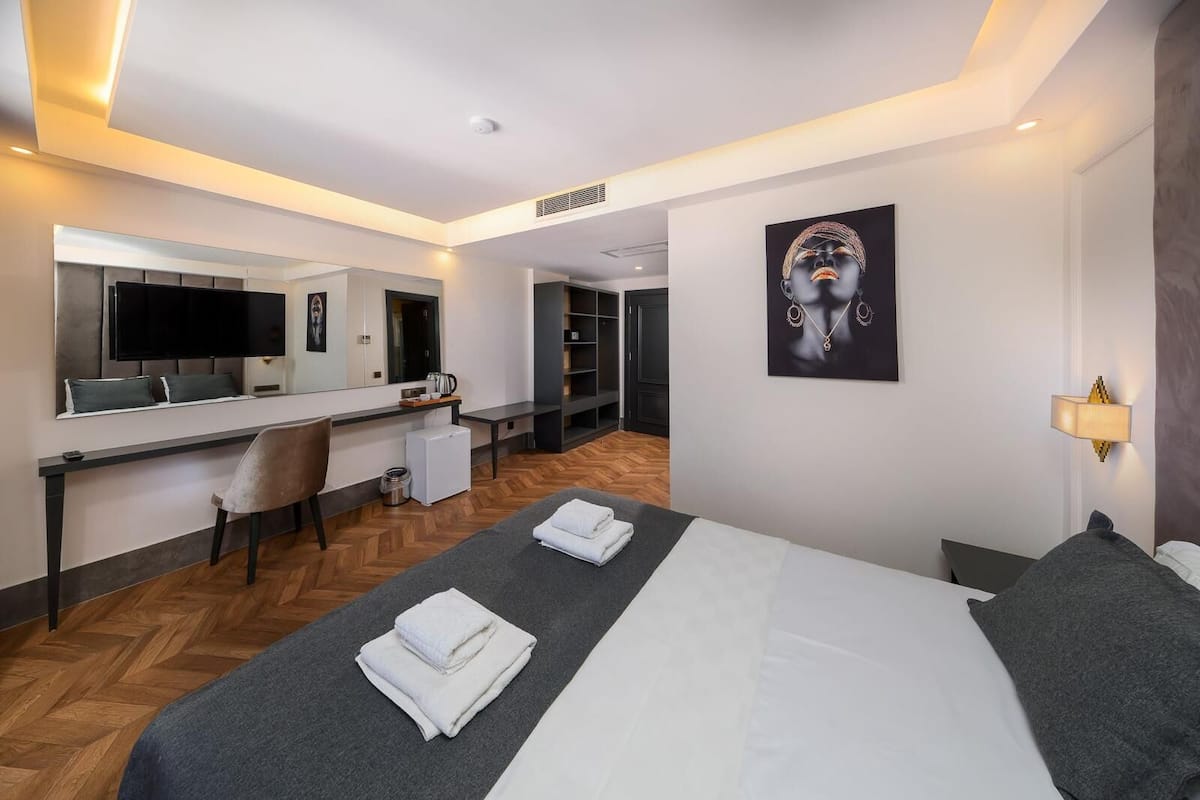 1 bedroom, minibar, desk, laptop workspace