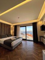 Minibar, escritorio, espacio para trabajar con laptop y wifi gratis 