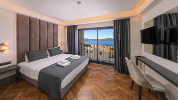 ميني بار ومكتب ومساحة عمل للكمبيوتر المحمول وواي فاي مجانًا