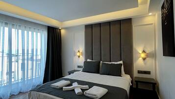 Minibar, desk, laptop workspace, free WiFi