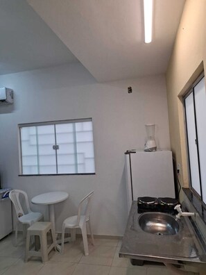 Interior - Close to airport and bus station, ideal for short stays, fully equipped kitchenette with air conditioning. (Tirirical São Luís)