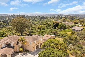 A residential area with houses surrounded by trees and greenery. - Perfect Private Central Coast Getaway in Salinas! (Salinas)