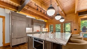 Private kitchen - Private Luxe Retreat on Etowah River Peninsula (Dahlonega)
