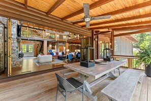 Outdoor dining - Private Luxe Retreat on Etowah River Peninsula (Dahlonega)