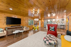 Televisión y chimenea 