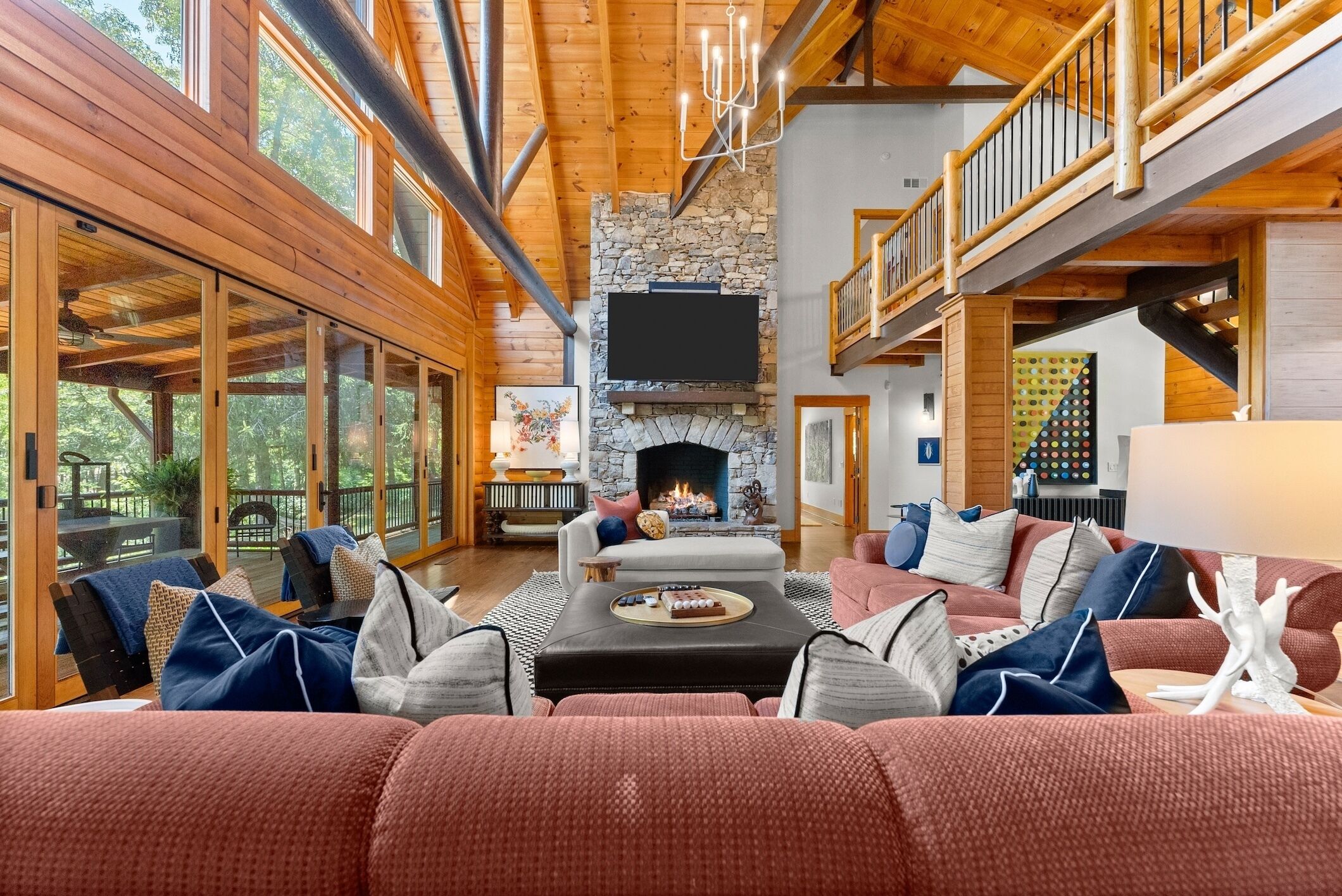 Televisión y chimenea 