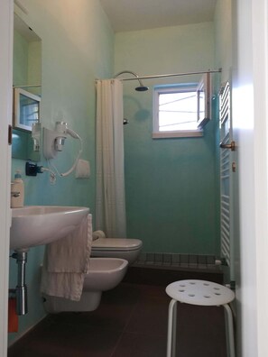 Ducha, secador de pelo, bidé y toallas