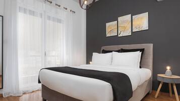 Apartemen, balkon | 1 kamar tidur, brankas, meja kerja, dan kedap suara