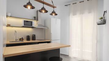 Apartemen, balkon | Dapur pribadi | Lemari es besar, microwave, oven, dan mesin espresso