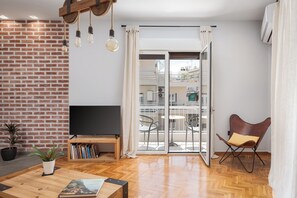Apartment, Balcony | Living room | 50-inch Smart TV with satellite channels, Netflix, streaming services - Acropolis Atmospheric Apartment (Athens)