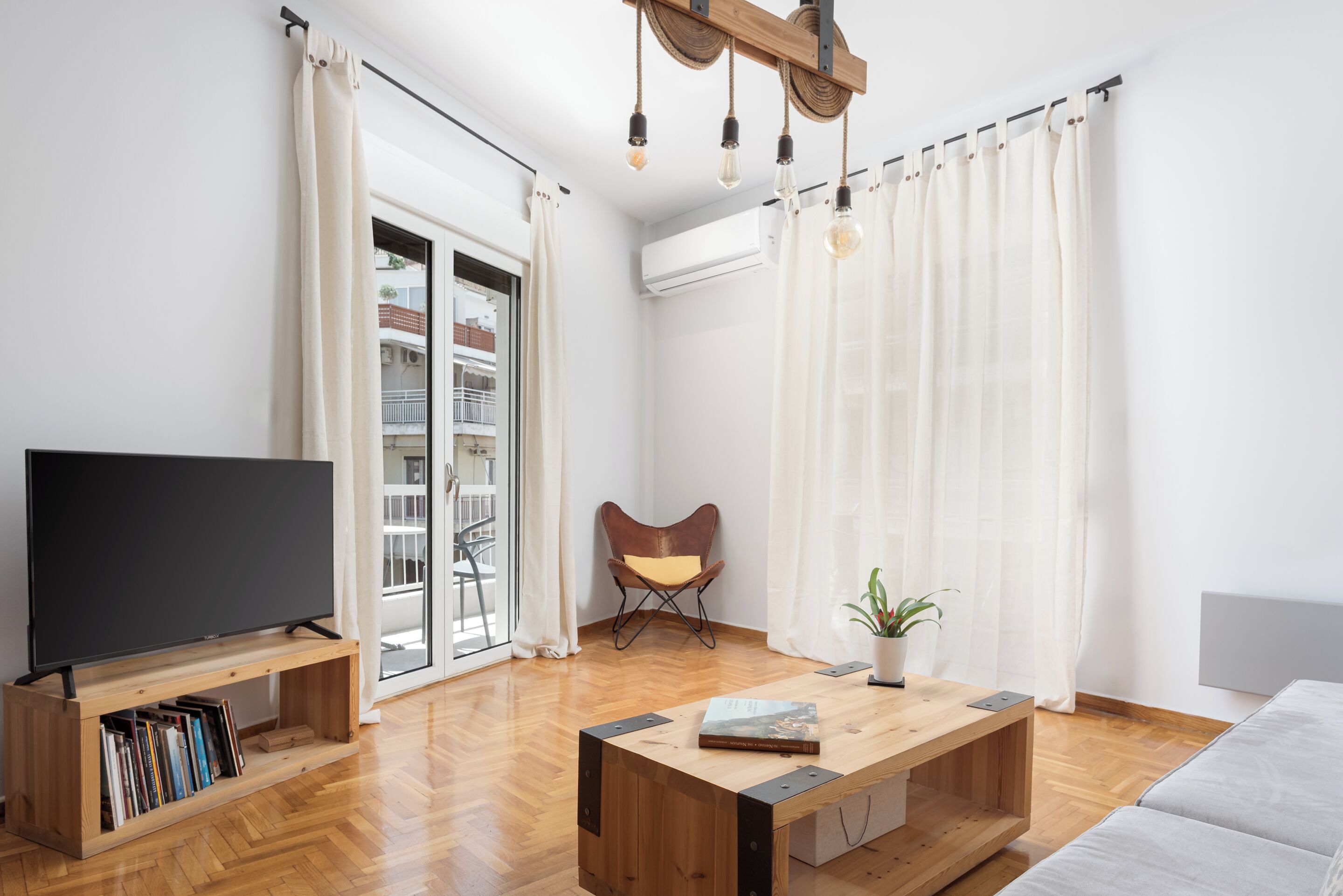 Apartamento, balcón | Sala de estar | Smart TV de 50 pulgadas con canales por satélite, Netflix