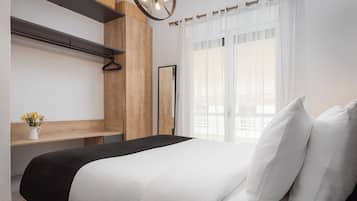 1 habitación, caja de seguridad en la habitación y escritorio