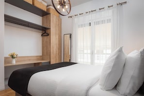 Apartamento, balcón | 1 dormitorio, caja fuerte, escritorio y sistema de insonorización