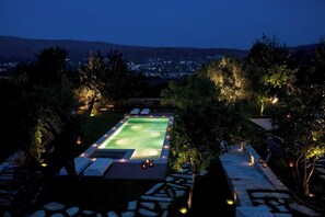 Piscine extérieure, parasols de plage, chaises longues