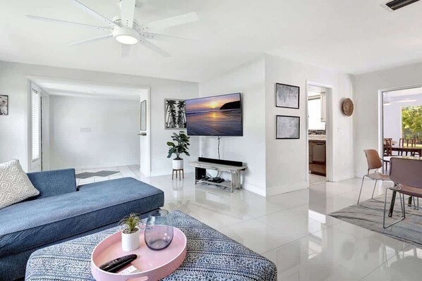 Televisión y oficina 