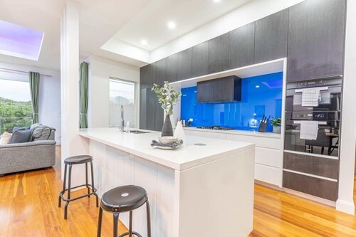 Luxury 5BD house w water view in Melrose Park